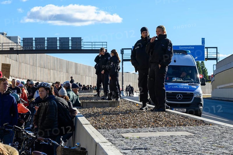 Police are guarding the central strip during a demo on the 16th construction phase of the A100. Berlin, 18.10.2025