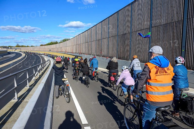 Cyclists on their way to the 16th construction phase of the A100. Person wearing sweater with inscription: Car is Over, Berlin, 18.10.2025