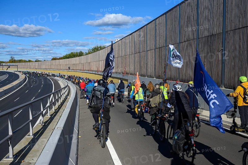 Cyclists on their way to the 16th construction phase of the A100. Flags from adfc and Respect Cyclists and Xberg climate-neutral, Berlin, 18.10.2025