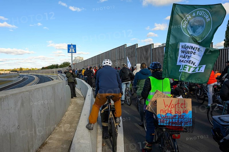 Cyclists are waiting for approval to drive on the 16th construction phase of the A100 at the bicycle demo against the A100 expansion, Berlin, flag of Berlin 4 Future, 18.10.2025