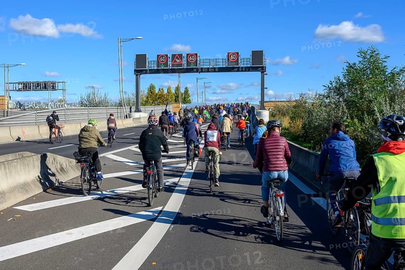 Traffic signs indicate traffic jams! From now on, only 60 km/h during the bicycle demo on the just inaugurated 16th construction phase of the A100, Berlin, 18.10.2025
