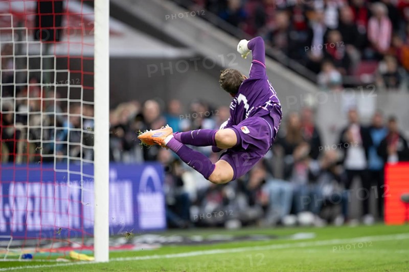 Finn Dahmen (FC Augsburg, goalkeeper, #1), COLOGNE, Germany - OCTOBER 18: During the Bundesliga match between FC Cologne vs. FC Augsburg at Rheinenergie-Stadion on matchday 8 of the 1. Bundesliga on October 18, 2025 in Cologne, Germany. DFL REGULATIONS PROHIBIT ANY USE OF PHOTOGRAPHS AS IMAGE SEQUENCES AND/OR QUASI-VIDEO, Rheinenergie-Stadion, Cologne, North Rhine-Westphalia, Germany
