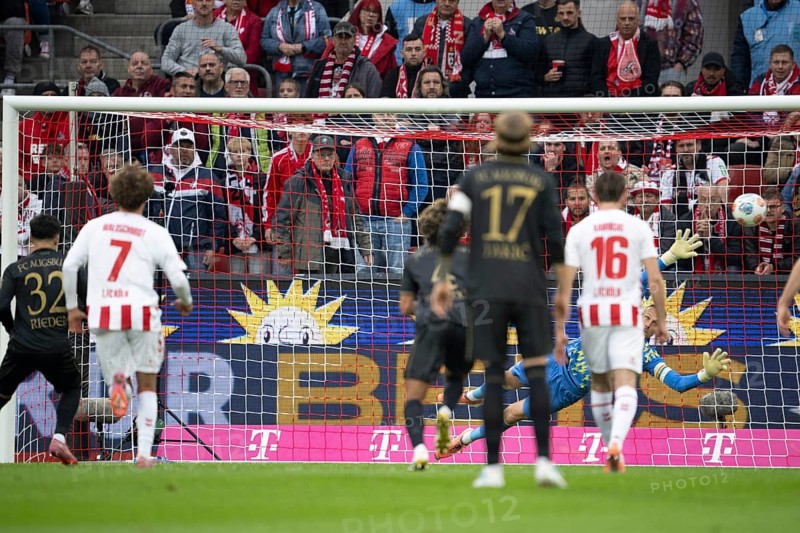 Marvin Schwäbe (1.FC Cologne, goalkeeper, #1), COLOGNE, Germany - OCTOBER 18: During the Bundesliga match between FC Cologne vs. FC Augsburg at Rheinenergie-Stadion on matchday 8 of the 1. Bundesliga on October 18, 2025 in Cologne, Germany. DFL REGULATIONS PROHIBIT ANY USE OF PHOTOGRAPHS AS IMAGE SEQUENCES AND/OR QUASI-VIDEO, Rheinenergie-Stadion, Cologne, North Rhine-Westphalia, Germany
