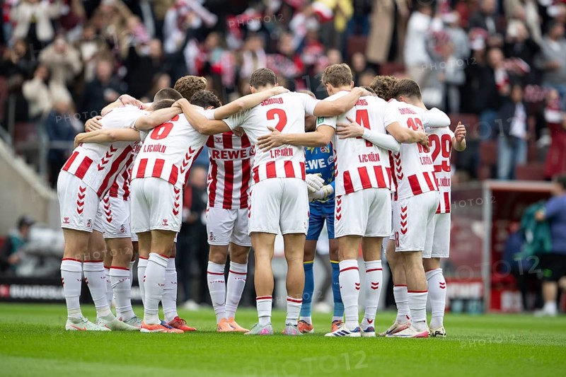 Huddle 1. FC Cologne, Cologne, Germany - OCTOBER 18: During the Bundesliga match between 1. FC Cologne vs. FC Augsburg at Rheinenergie-Stadion on matchday 8 of the 1. Bundesliga on October 18, 2025 in Cologne, Germany. DFL REGULATIONS PROHIBIT ANY USE OF PHOTOGRAPHS AS IMAGE SEQUENCES AND/OR QUASI-VIDEO, Rheinenergie-Stadion, Cologne, North Rhine-Westphalia, Germany