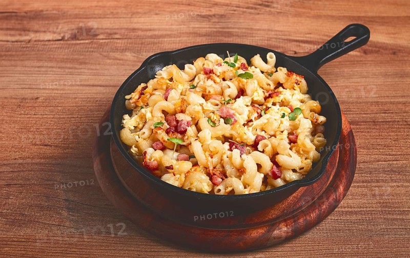Macaroni with cheese and bacon, baked, homemade, no people