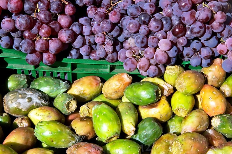 Grapes and Prickly Pears, Figo da India, Mercado Cardonal, Barrio de Amendral, Valparaiso, Chile