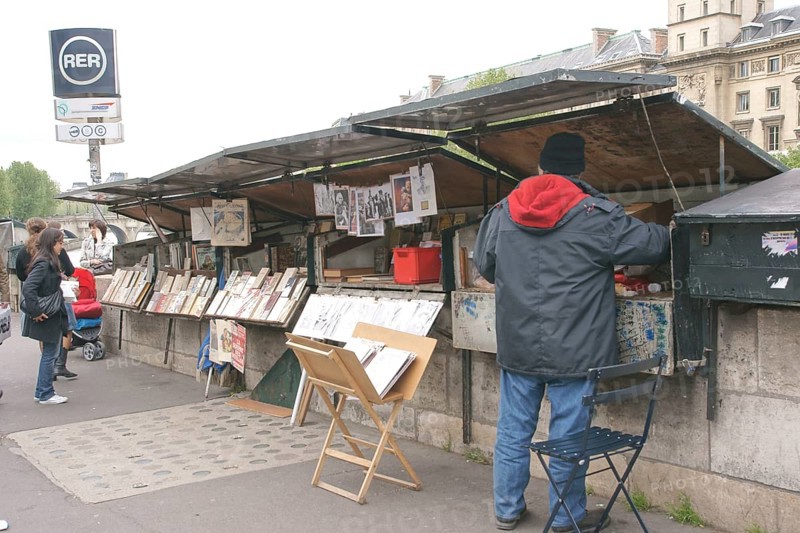 Sidewalk, Street seller, Quai des Grands Augustins, 6ème arrondissement, (75006), Paris, France