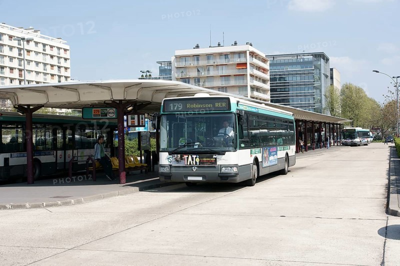 Road station of the Sèvres Bridge, Bolougne-Billancourt, Hauts-de-Seine (92), Ile de France, France