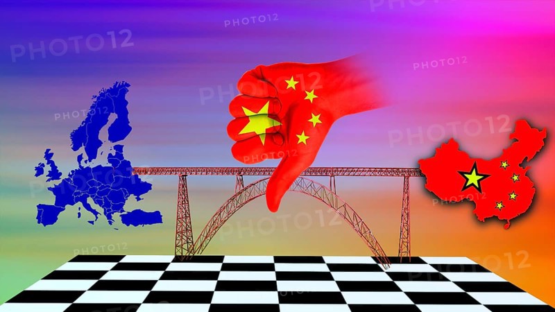 Symbolic image, economic relationship between the EU and China, symbolic bridge is broken, rare earths, dependent on China with 90% raw material ownership, industrial dependency, rare earths for Europe and USA, Trump and Xi Jinping, semiconductor crisis, chip shortage, raw materials, suppliers China and Russia, Germany without mineral resources, scarcity of fossil fuels, energy supply, energy transition, phase-out of nuclear energy, production stop in the automotive industry, defense industry, computer chips, smartphones, screens, batteries