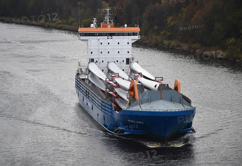 Cargo ship ROTRA VENTE sails with rotor blades for wind turbines in the Kiel Canal, NOK, Kiel Canal, Kiel Canal, Schleswig-Holstein, Germany