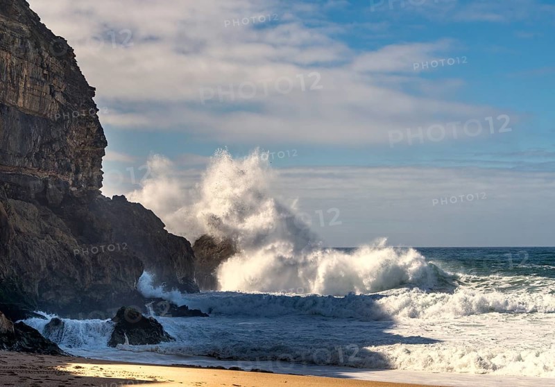Swell on the rocky plateau of Sito, also known as Forte São Miguel, a surfing paradise with monster waves in the months of November to February, Nazaré, Portugal