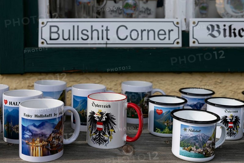 Souvenirs for tourists, detail, cups, Hallstatt, Upper Austria, Salzkammergut, Austria. 29.10.2025 < english> Souvenirs for tourists, detail: mugs, Upper Austria, Austria. October 29, 2025