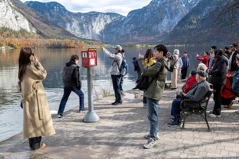 Tourists taking photos, Hallstatt, Upper Austria, Salzkammergut, Austria. 29.10.2025 < english> Tourists taking photos, Upper Austria, Austria. October 29, 2025