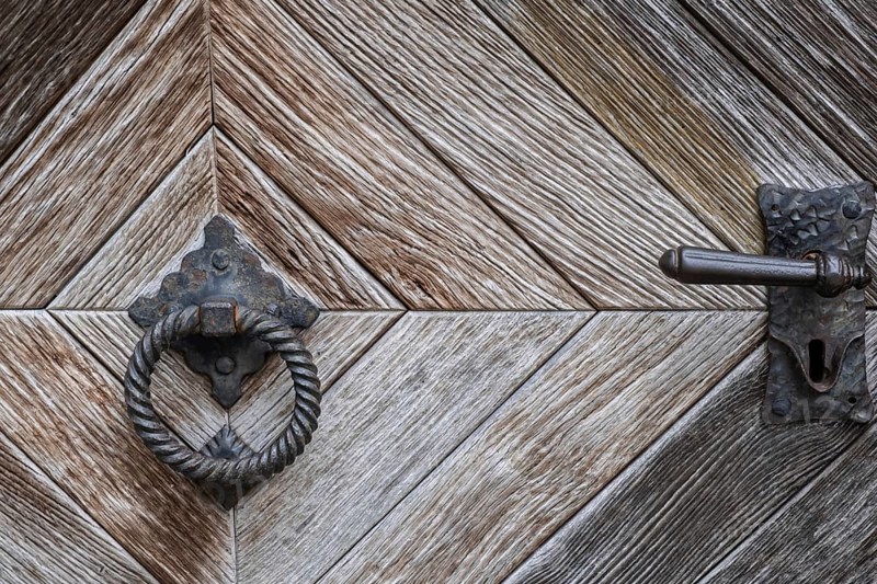 Door knocker and door handle, door handle, on an old wooden door, Borken-Weseke, Münsterland, North Rhine-Westphalia, Germany
