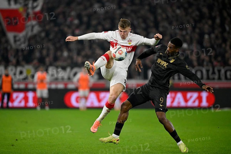Duel, action Finn Jeltsch VfB Stuttgart (29) against Samuel Essende FC Augsburg FCA (09) MHPArena, MHP Arena Stuttgart, Baden-Württemberg, Germany