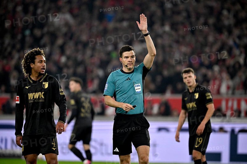 Referee Harm Osmer's gesture gesture Han-Noah Massengo FC Augsburg FCA (04) Robin Fellhauer FC Augsburg FCA (19) Elias Saad FC Augsburg FCA (26) MHPArena, MHP Arena Stuttgart, Baden-Württemberg, Germany