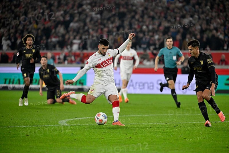 Action goal goal Deniz Undav VfB Stuttgart (26) shoots Dimitrios Giannoulis FC Augsburg FCA (13) behind referee Harm Osmers MHPArena, MHP Arena Stuttgart, Baden-Württemberg, Germany