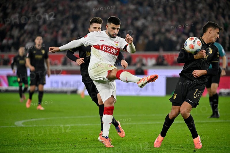 Action goal goal Deniz Undav VfB Stuttgart (26) shoots Dimitrios Giannoulis FC Augsburg FCA (13) against MHPArena, MHP Arena Stuttgart, Baden-Württemberg, Germany