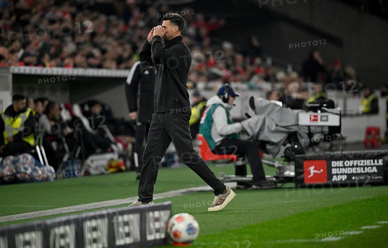 Coach coach Sandro Wagner FC Augsburg FCA gesture on the sidelines disappointed MHParena, MHP Arena Stuttgart, Baden-Württemberg, Germany