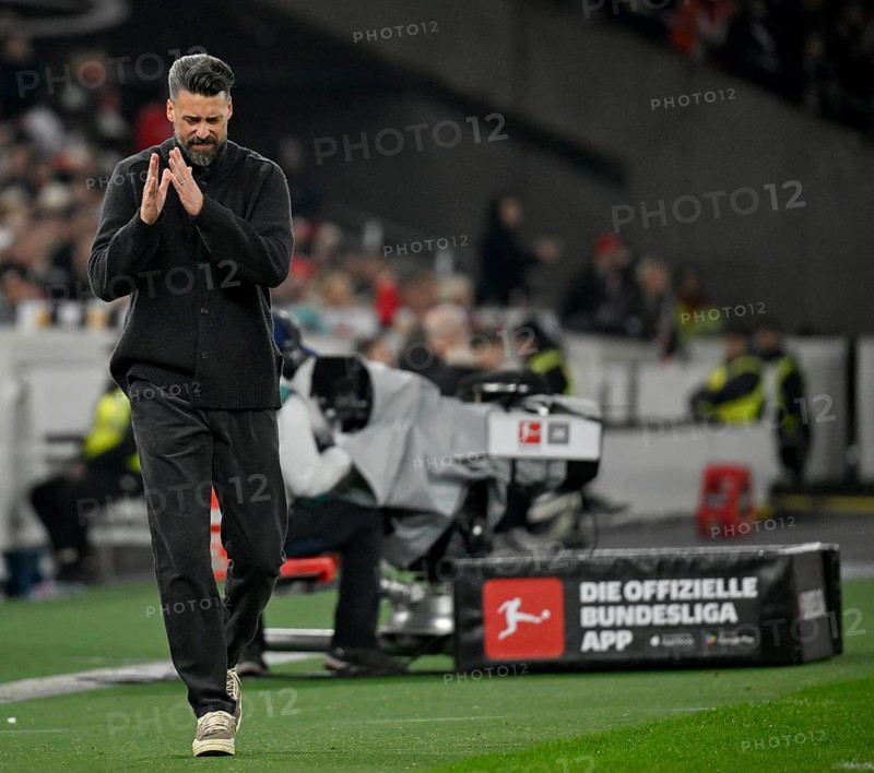 Coach coach Sandro Wagner FC Augsburg FCA gesture on the sidelines disappoints disappointment TV camera MHPArena, MHP Arena Stuttgart, Baden-Württemberg, Germany