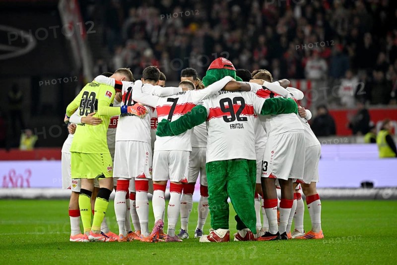 Team building, VfB Stuttgart team with mascot Fritzle VfB Stuttgart in front of the start of the game MHPArena, MHP Arena Stuttgart, Baden-Württemberg, Germany