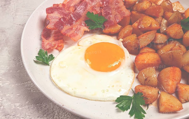 Polish breakfast, fried potatoes, with egg and bacon, homemade, no people, breakfast