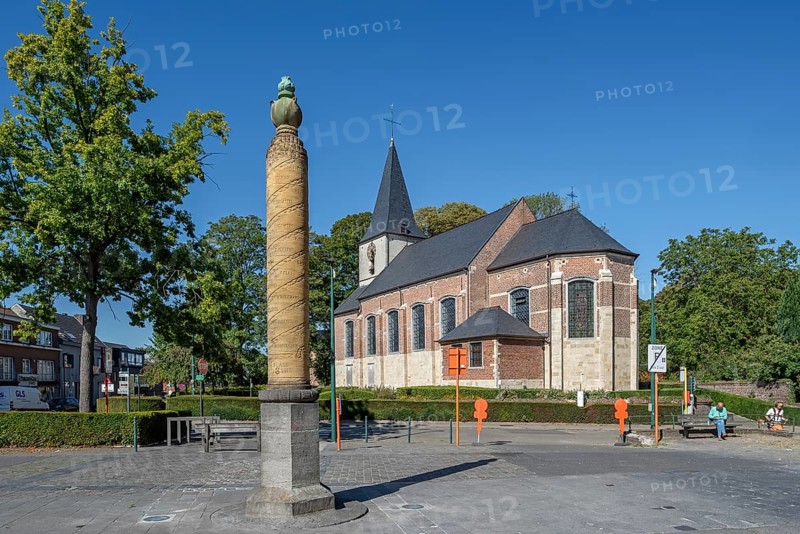 Pillar remembering World War One and Saint Giles church, Sint-Egidiuskerk in the village Groot-Bijgaarden near Dilbeek, Flemish Brabant, Belgium
