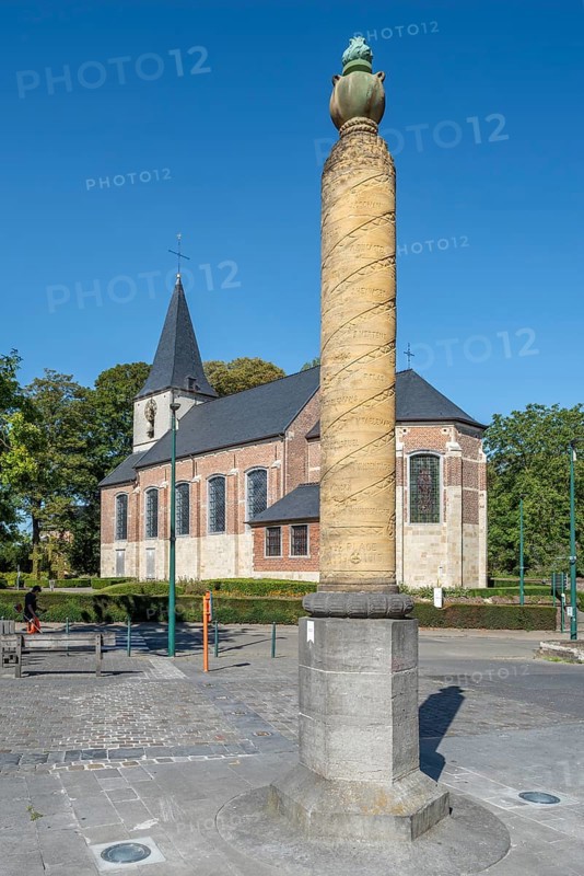 Pillar remembering World War One and Saint Giles church, Sint-Egidiuskerk in the village Groot-Bijgaarden near Dilbeek, Flemish Brabant, Belgium
