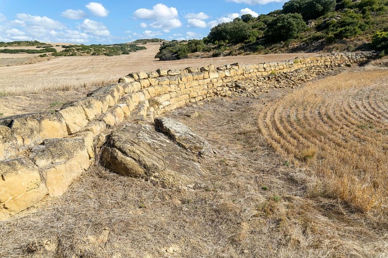 Presa de Cubalmena stone wall dam, Roman site of Los Banales, near Layana, Zaragoza province, Aragon, Spain