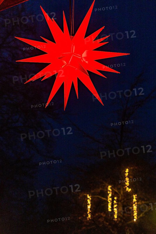 Red shining star at Christkindlmarkt, Historisches Hotel La Villa, Starnberger See, Niederpöcking, Upper Bavaria, Bavaria, Germany