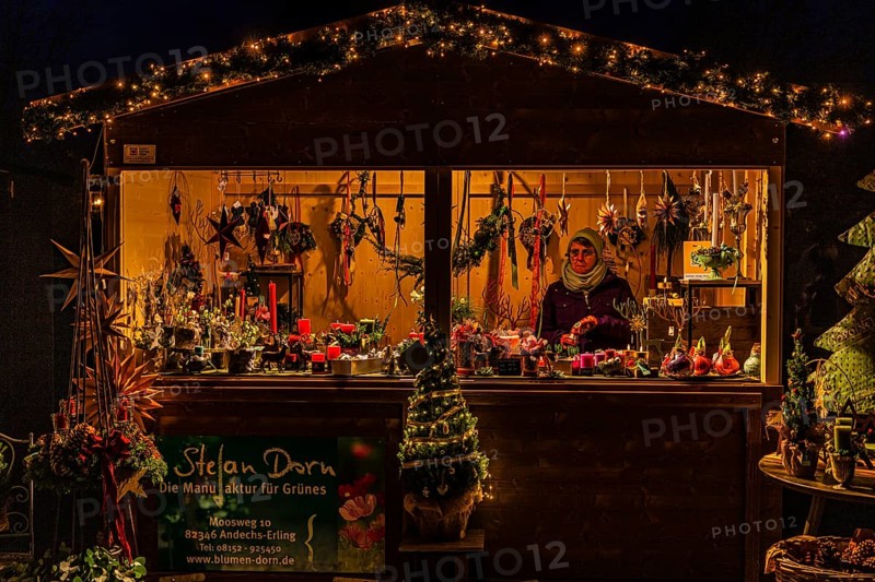 Sales stand with Christmas items at the Christkindlmarkt, Historisches Hotel La Villa, Starnberger See, Niederpöcking, Upper Bavaria, Bavaria, Germany
