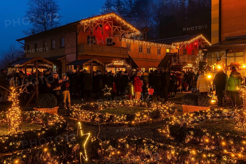 Lichterketten am Christkindlmarkt, Historisches Hotel La Villa, Starnberger See, Niederpöcking, Upper Bavaria, Bavaria, Germany