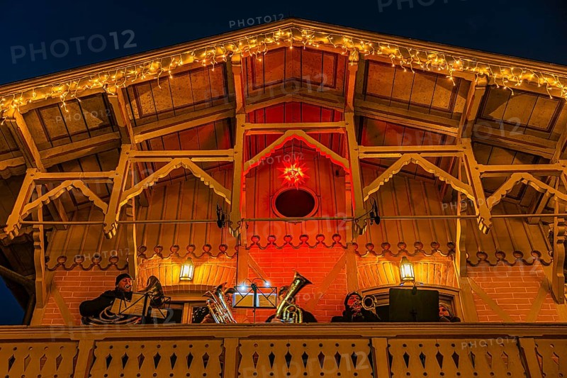 Brass band playing Christmas music on a balcony, Christkindlmarkt, Historisches Hotel La Villa, Starnberger See, Niederpöcking, Upper Bavaria, Bavaria, Germany