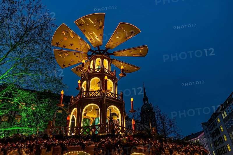 Christmas market with three-story illuminated Christmas pyramid, Rindermarkt, Munich, Upper Bavaria, Bavaria, Germany
