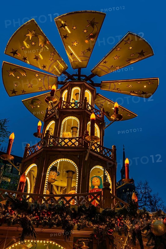 Christmas market with three-story illuminated Christmas pyramid, Rindermarkt, Munich, Upper Bavaria, Bavaria, Germany