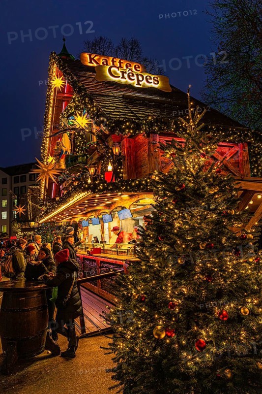 Illuminated, sales stand for coffee and sweets, Christkindlmarkt, Rindermarkt, Munich, Upper Bavaria, Bavaria, Germany