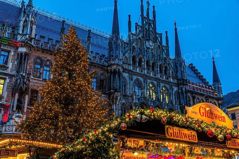 Mulled wine stand at the Christmas market, in the back the new town hall with illuminated Christmas tree, Marienplatz, Munich, Upper Bavaria, Bavaria, Germany
