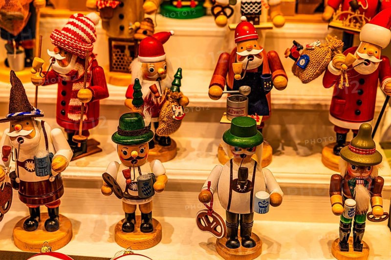 Sales stand with smoked almonds, Christkindlmarkt, Marienplatz, Munich, Upper Bavaria, Bavaria, Germany