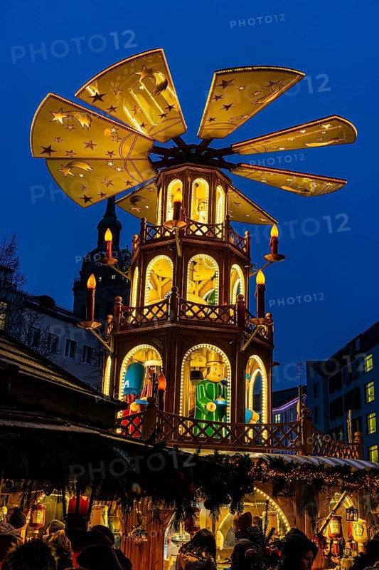 Christmas market with three-story illuminated Christmas pyramid, Rindermarkt, Munich, Upper Bavaria, Bavaria, Germany