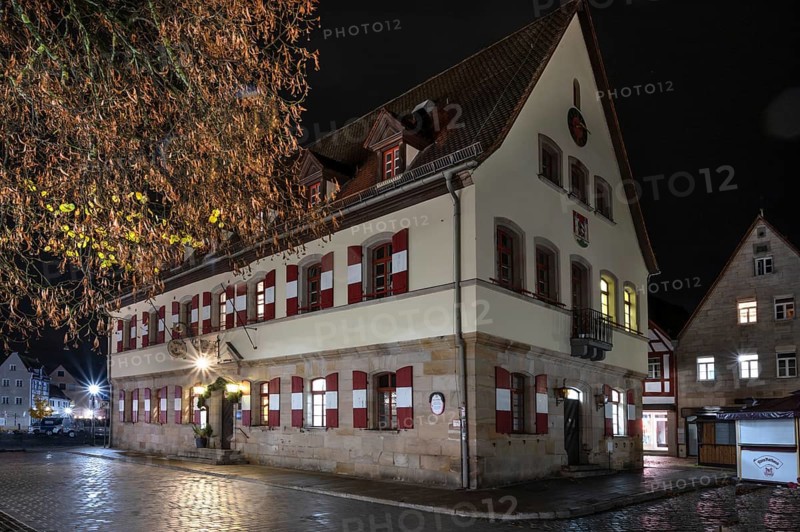 Nocturnal view of the historic town hall, rebuilt after a fire in 1553, today Gasthaus, Lauf an der Pegnitz, Middle Franconia, Bavaria, Germany