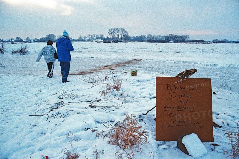 People walk across ice rink, ferry dock, frozen Elbe, Neu Bleckede, Bleckede, Lower Saxony, Germany, January 03, 1997, vintage, retro, old, historic