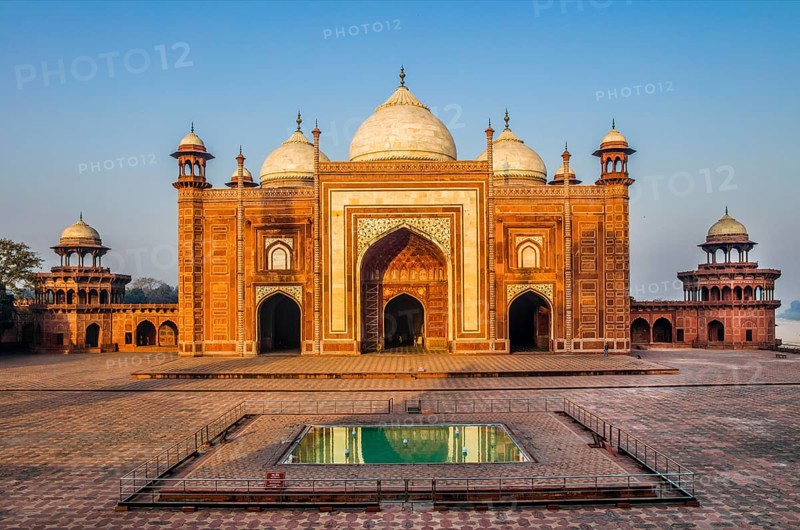 Mosque on the Taj Mahal, the most famous building of the Mughal period in Agra