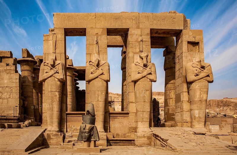 2nd courtyard with Osiris statues, head of a statue of Ramesses II in front of it, Ramesses II mortuary temple, Luxor, West Thebes, Egypt, Thebes, West