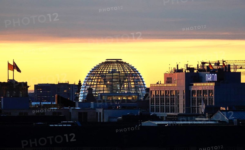 Visitor to the Reichstag dome at sunset Berlin, 05.11.2025, Berlin, Berlin, Germany