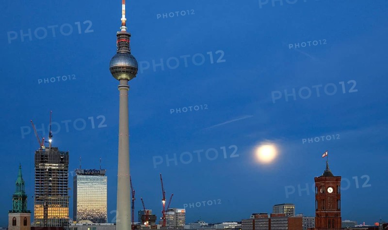 The moon shines on Alexanderplatz, St. Mary's Church, The Berlinian skyscraper construction site, Hotel Park Inn, television tower, red town hall, Berlin, 05.11.2025, Berlin, Germany