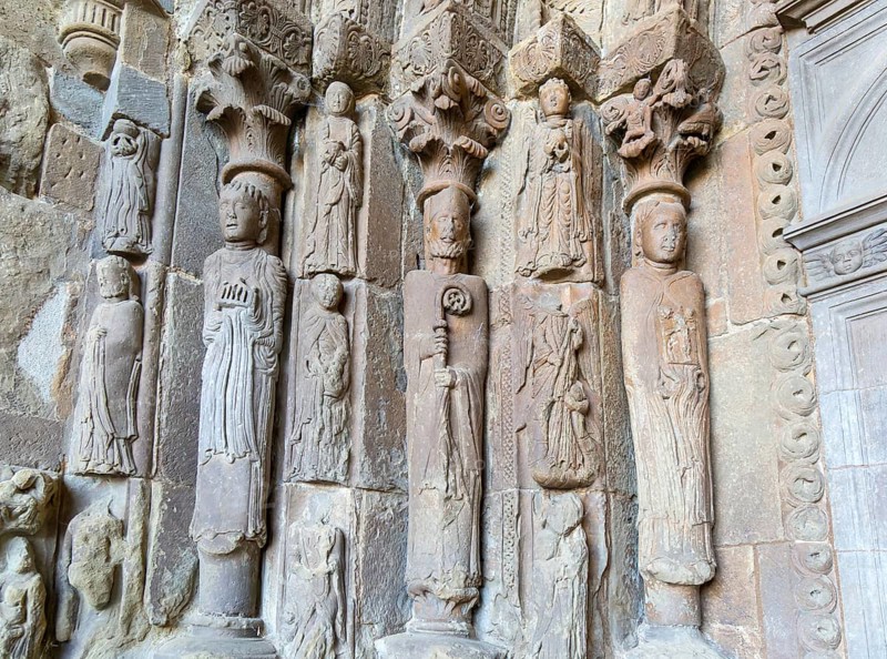 Stone carved figures doorway Iglesia de San Esteban, Romanesque church, Sos del Rey Católico, Cinco Villas Zaragoza province, Aragon, Spain