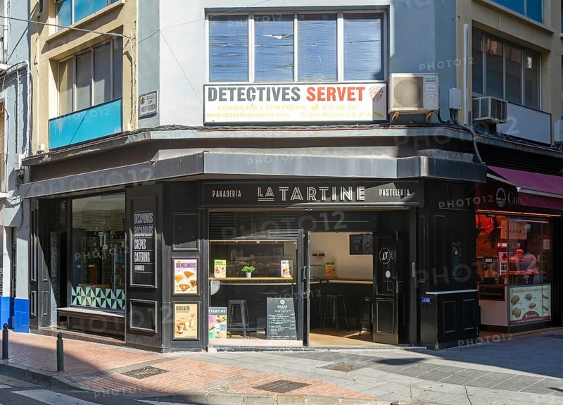 Detectives Servet detective agency in city centre of Zaragoza, Aragon, Spain, Europe above La Tartine bakery