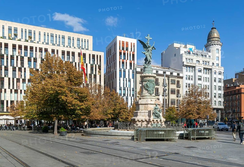 Busy city square and focal point, Plaza de España, city centre of Zaragoza, Aragon, Spain, Europe - sculpture monument