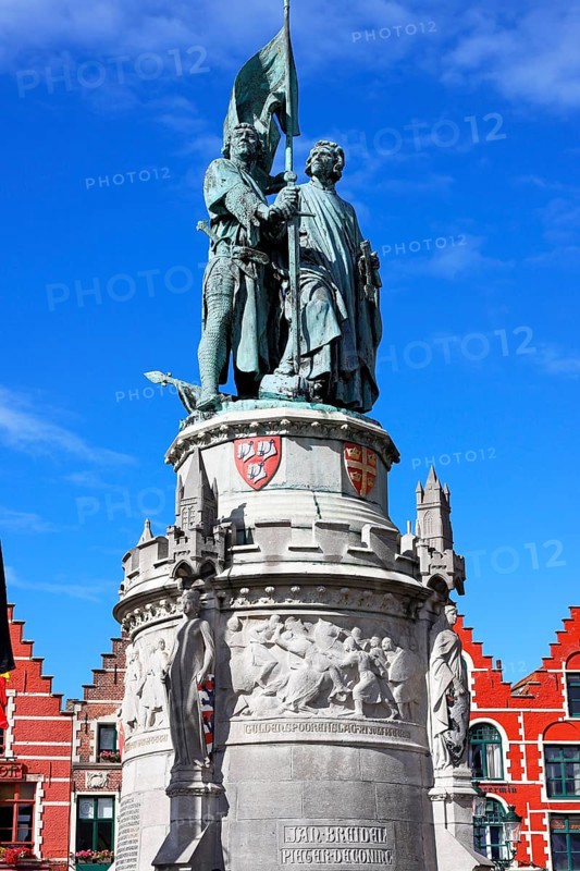 Monumental monument to Jan Breydel and Pieter de Coninck in front of historic staircases on the market square in the old town of Bruges, Grote Markt, UNESCO World Heritage Site, Flanders, Belgium
