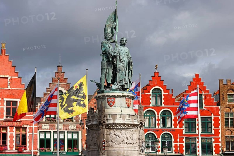 Monumental monument to Jan Breydel and Pieter de Coninck in front of historic staircases on the market square in the old town of Bruges, Grote Markt, UNESCO World Heritage Site, Flanders, Belgium